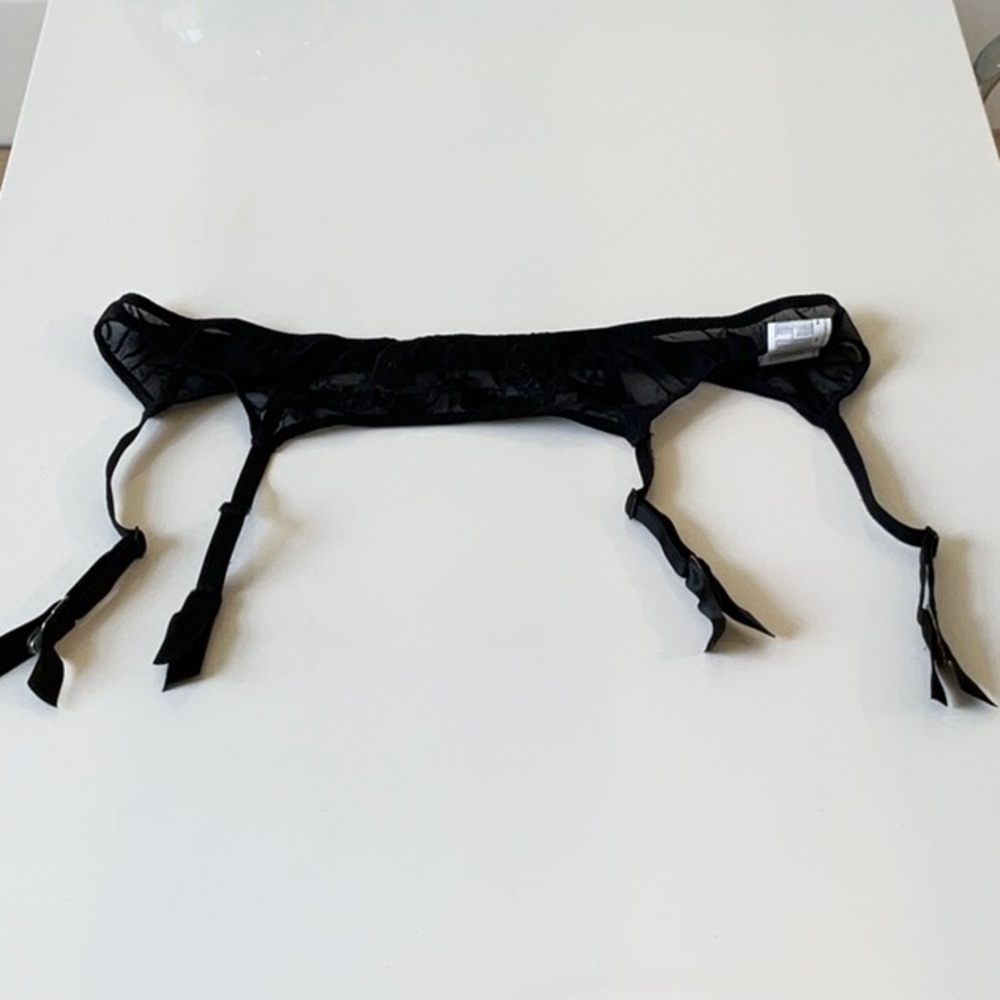 NWOT INTIMISSIMI GARTER